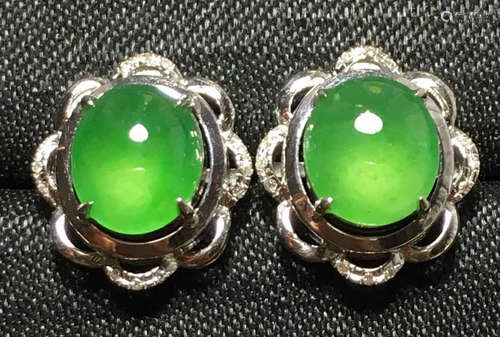 A GREEN JADEITE CARVED CIRCLE EARRINGS, TYPE A