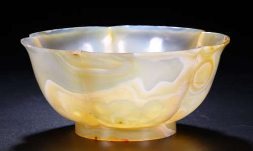 AN AGATE CARVED FLOWER SHAPED BOWL