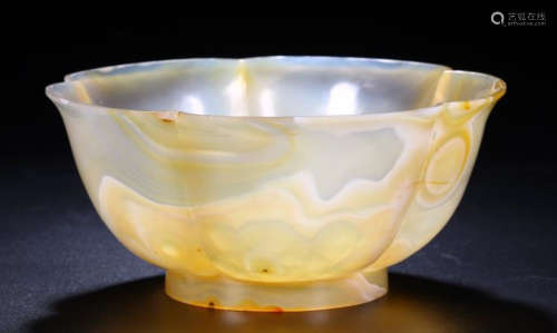 AN AGATE CARVED FLOWER SHAPED BOWL