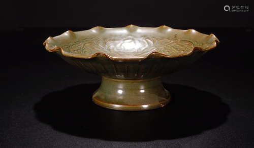 A YAOZHOU YAO GREEN GLAZE FLOWER PATTERN PLATE