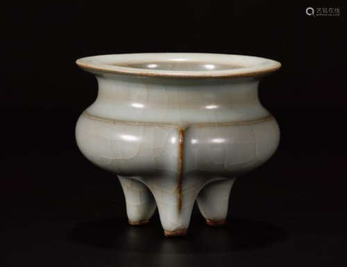 A LONGQUAN YAO WHITE GLAZE TRIPOD CENSER