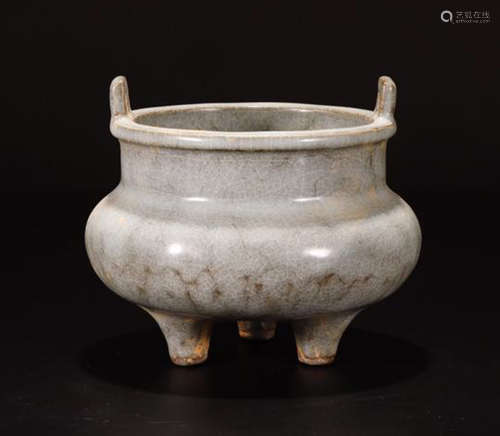 A GUANYAO WHITE GLAZE TRIPOD CENSER