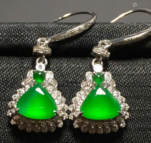 A GREEN JADEITE CARVED EARRING, TYPE A