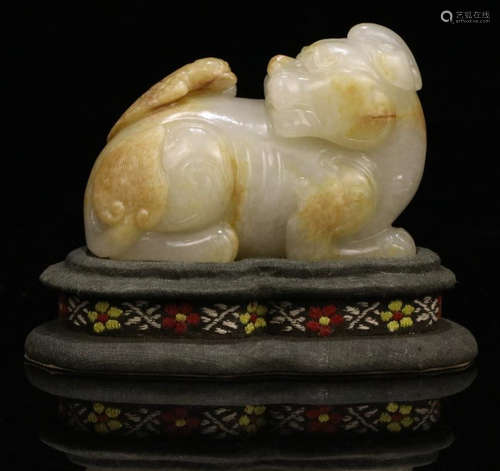 A HETIAN JADE CARVED BEAST SHAPED PENDANT