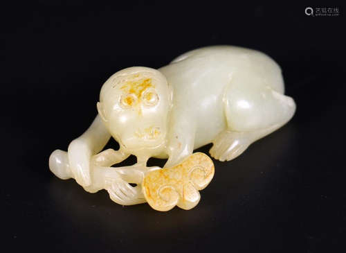 A HETIAN JADE CARVED MONKEY SHAPED PENDANT