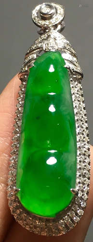 A GREEN JADEITE CARVED BEANS PENDANT, TYPE A