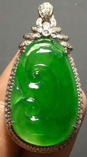 A GREEN JADEITE CARVED AUSPICIOUS PENDANT, TYPE A