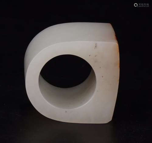 A HETIAN JADE CARVED FINGER RING