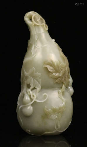 A HETIAN JADE CARVED GOURD SHAPED PENDANT