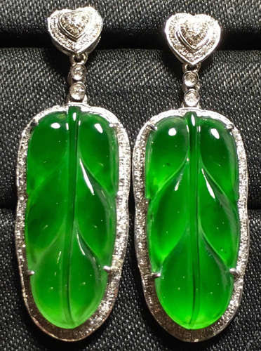 A GREEN JADEITE CARVED LEAF EARRINGS, TYPE A