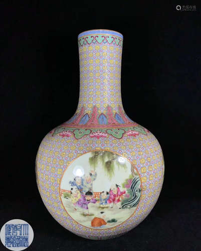 A FAMILLE ROSE GLAZDE STORY PATTERN VASE