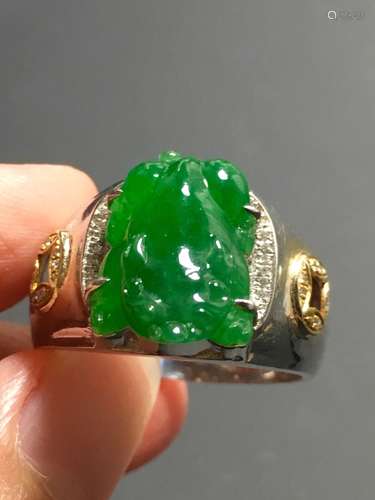 A GREEN JADEITE CARVED PIXIU FINGER RING, TYPE A