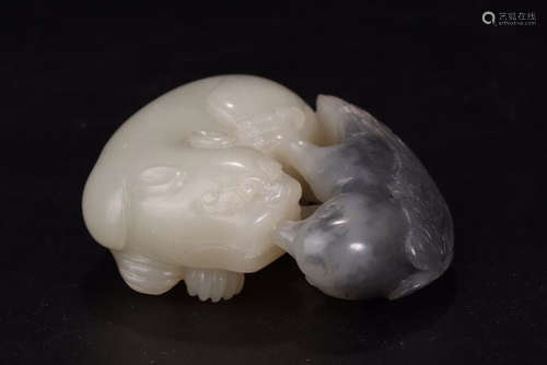 A HETIAN JADE CARVED BEAST SHAPED PENDANT