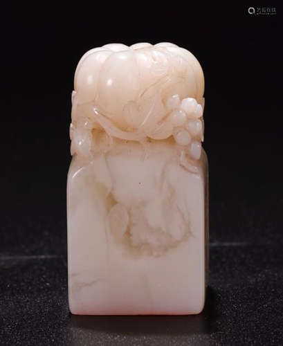 A SOAPSTONE CARVED LYCHEE SHAPED SEAL