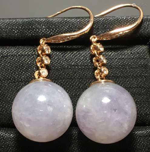 A PURPLE JADEITE CARVED EARRING, TYPE A