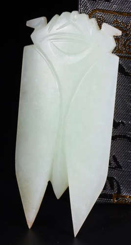 A HETIAN JADE CICADA SHAPED PENDANT