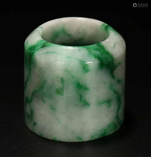 A JADEITE CARVED FINGER RING