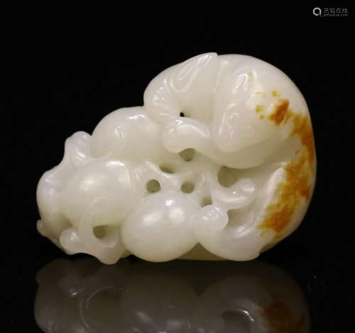 A HETIAN JADE CARVED SQUARREL&GRAPE SHAPED PENDANT