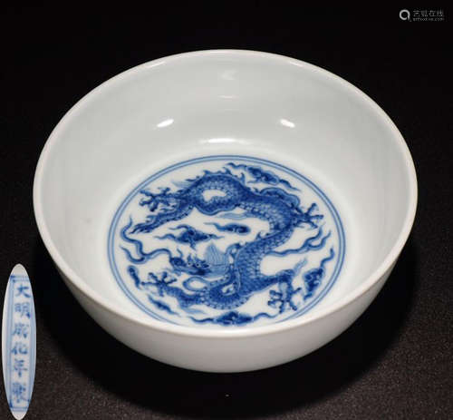 A WHITE&BLUE GLAZE DRAGON PATTERN PEN WASHER