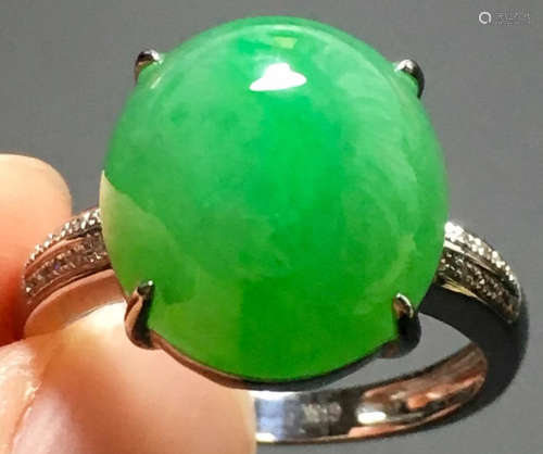 A GREEN JADEITE CARVED CIRCLE FINGER RING, TYPE A