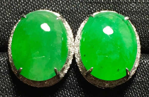 A GREEN JADEITE CARVED CIRCLE EARRINGS, TYPE A