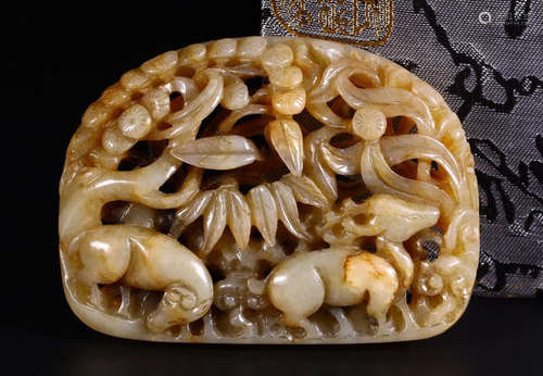 A HETIAN JADE CARVED AUSPICIOUS PATTERN PENDANT