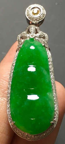 A GREEN JADEITE CARVED BEANS PENDANT, TYPE A