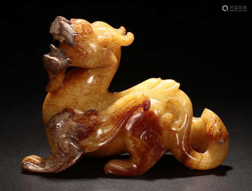 A HETIAN JADE CARVED BEAST SHAPED PENDANT