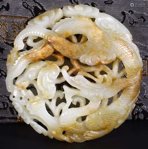 A HETIAN JADE CARVED DRAGON PATTERN PENDANT