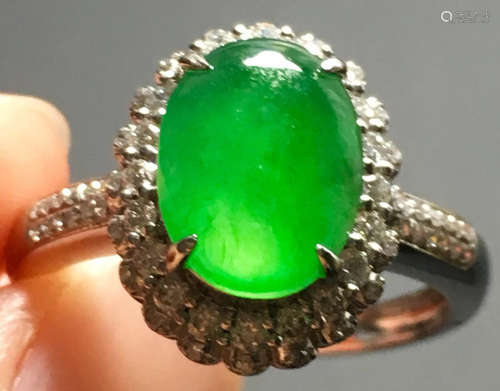 A GREEN JADEITE CARVED CIRCLE FINGER RING, TYPE A