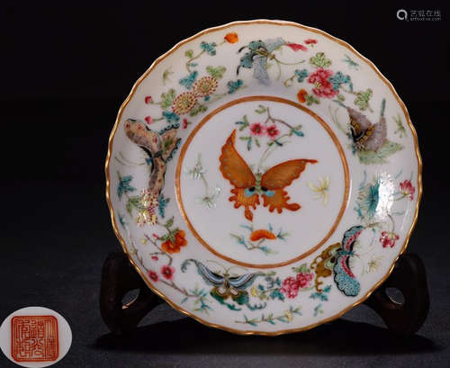 A FAMILLE ROSE GLAZE BUTTERFLY PATTERN PLATE