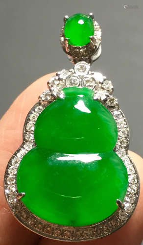 A GREEN JADEITE CARVED GOURD PENDANT, TYPE A