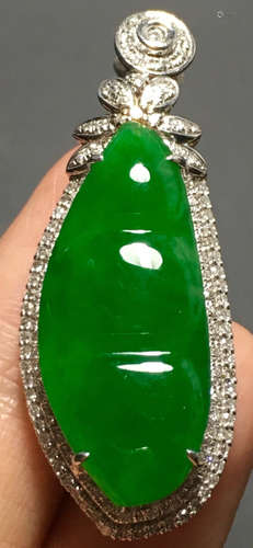 A GREEN JADEITE CARVED BEANS PENDANT, TYPE A