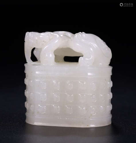 A HETIAN JADE CARVED DRAGON PATTERN SEAL