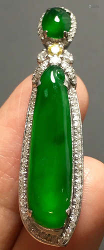 A GREEN JADEITE CARVED MELON PENDANT, TYPE A