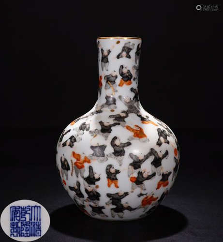 A FAMILLE ROSE GLAZE FIGURE PATTERN VASE