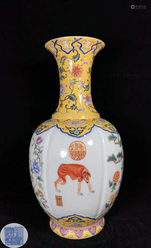 AN ENAMLED GLAZE FLOWER PATTERN VASE