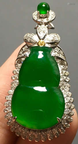 A GREEN JADEITE CARVED GOURD PENDANT, TYPE A