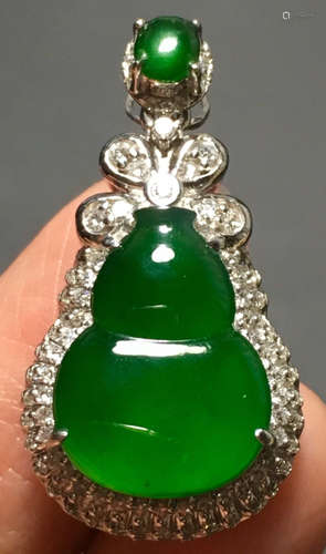 A GREEN JADEITE CARVED GOURD PENDANT, TYPE A