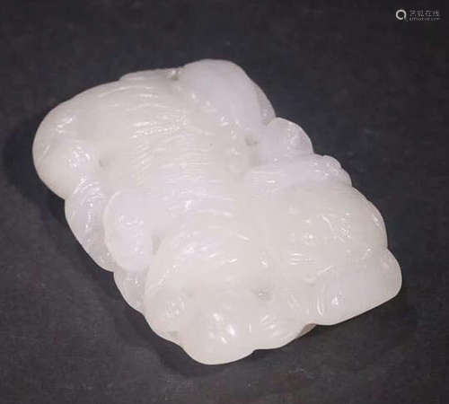 HETIAN JADE LION BUCKLE