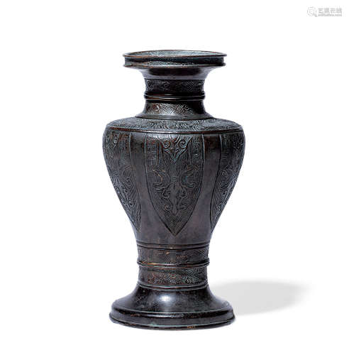 清 铜雕饕餮纹盘口瓶