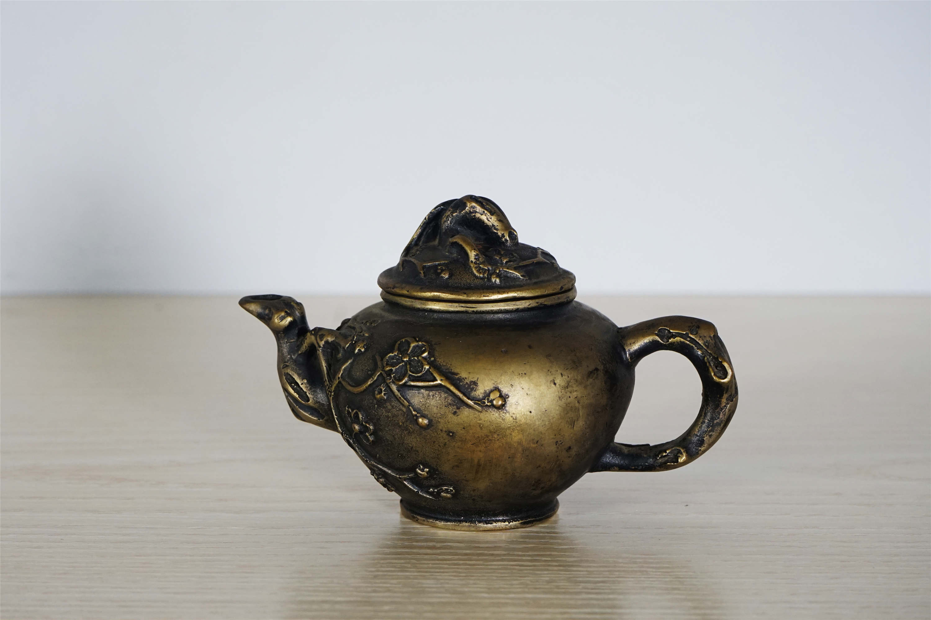 民国青铜梅花纹茶壶