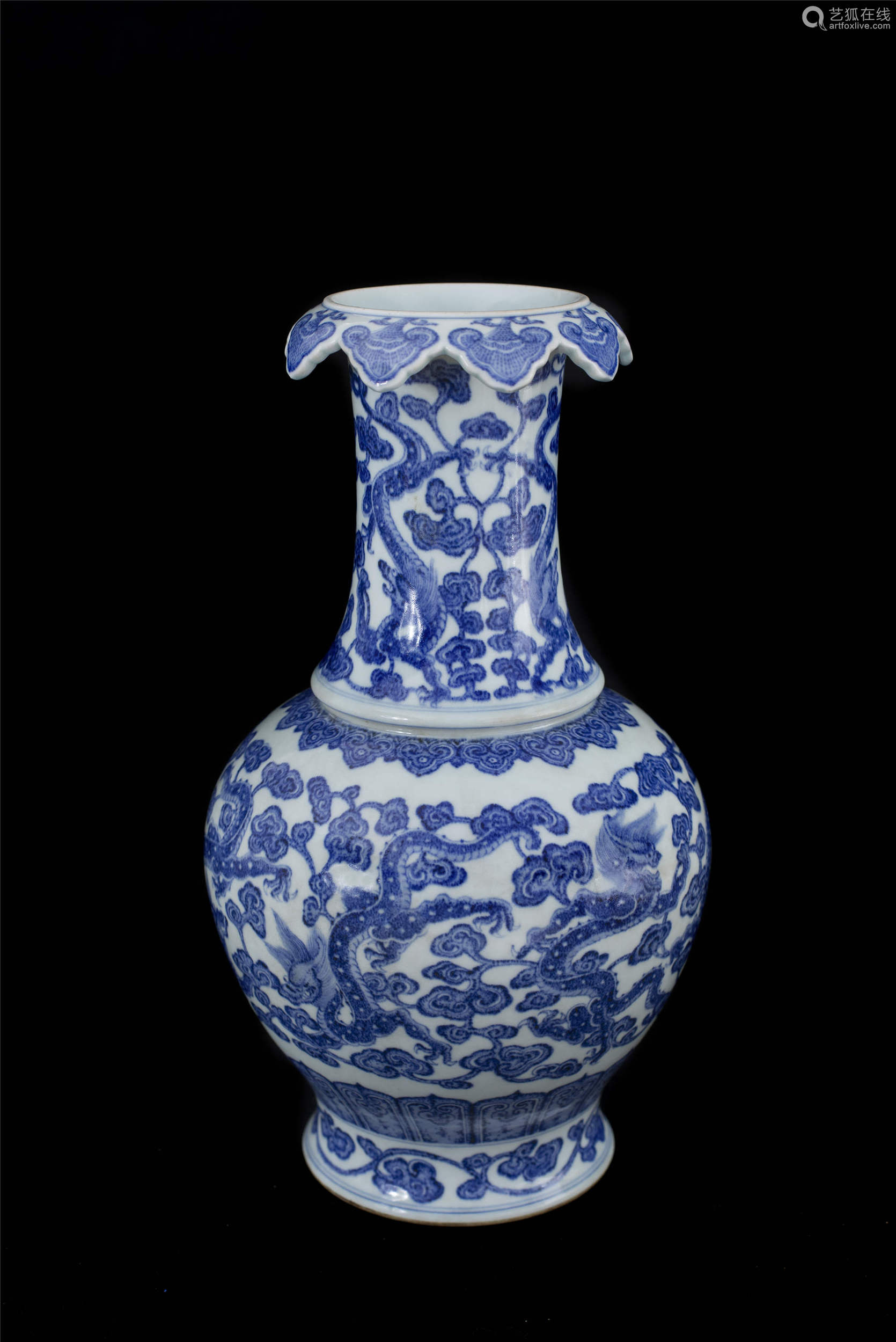 清乾隆青花灵芝龙纹花口瓶 Deal Price Picture 清乾隆青花灵芝龙纹花口瓶 Deal Price Picture