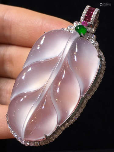 A LEAF SHAPED ICY JADEITE PENDANT