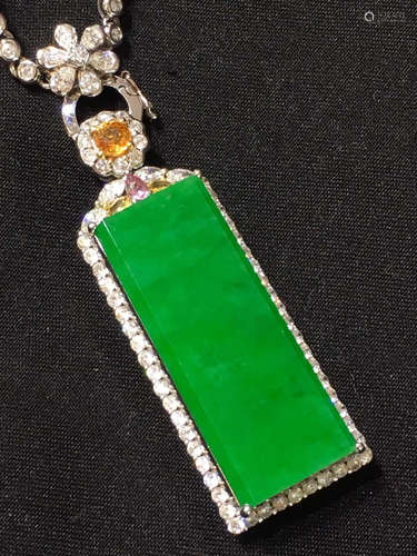 A GREEN JADEITE PENDANT WITH NECKLACE