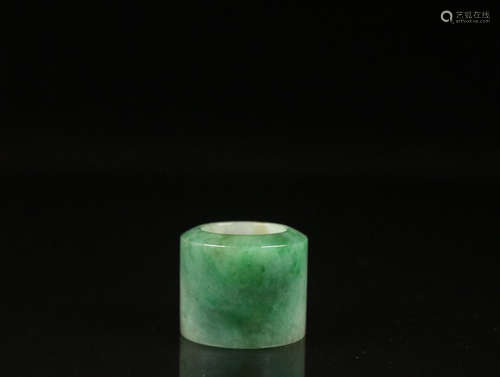 A JADEITE THUMB RING