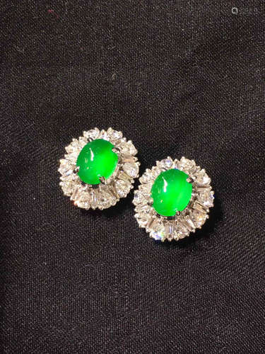 A PAIR OF GREEN JADEITE EAR RINGS