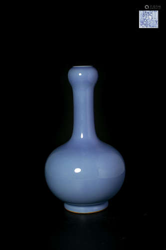 A QIANLONG MARK BLUE GLAZE LONF NECK VASE