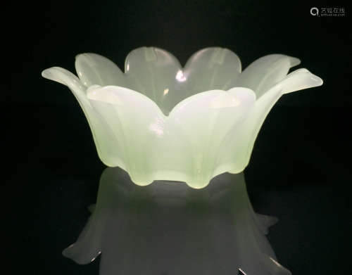 A GLASS LOTUS FLOWER SHAPED BRUSH WASHER