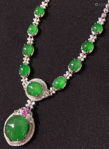 A GREEN JADEITE NECLACE